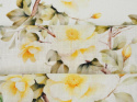 biały len w żółte kwiaty na gałązkach