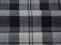 wełna w szarą kratę tartan