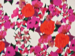 biała wiskoza w fuksjowe kwiaty rozmyte