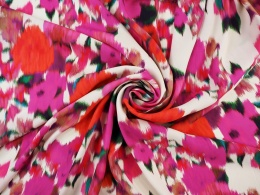 biała wiskoza w fuksjowe kwiaty rozmyte