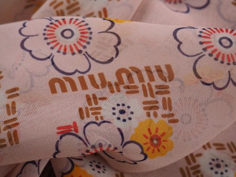 Szyfon jedwabny Miu Miu - Kwiaty wiśni na różu Szyfon jedwabny Miu Miu - Kwiaty wiśni na różu