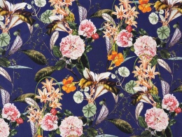granatowy jedwab w kolorowe kwiaty