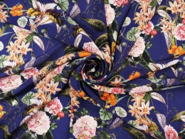 granatowy jedwab w kolorowe kwiaty