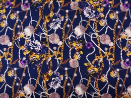 granatowy jedwab w złote łańcuszki, perły i muszle