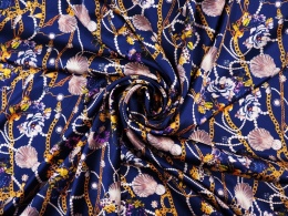 granatowy jedwab w złote łańcuszki, perły i muszle