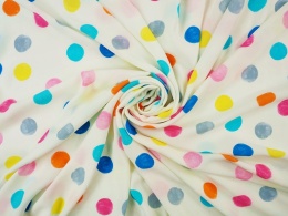 wiskoza w kolorowe grochy na jasnym tle