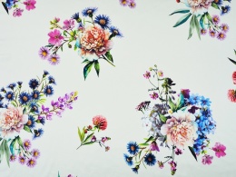 biały jedwab w kwiaty