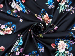 czarny jedwab w kwiaty