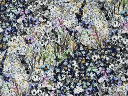 granatowy jedwab w gęste, drobne kwiaty