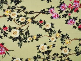 oliwkowy jedwab w gałązki z kwiatami