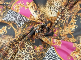 jedwab w zwierzęce desenie, złote ornamenty oraz drapieżne koty