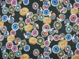 czarny szyfon jedwabny w kolorowe broszki