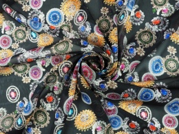 czarny szyfon jedwabny w kolorowe broszki