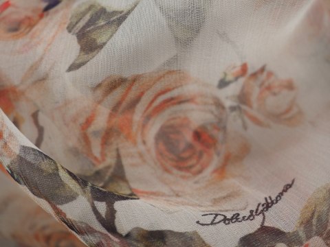 Jedwab szyfon Dolce& Gabbana - Róże na bieli - kupon Jedwab szyfon Dolce& Gabbana - Róże na bieli - kupon
