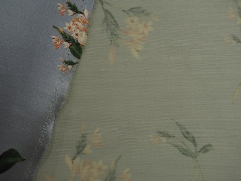 Wełna z jedwabiem - Kwiaty na gołębiej szarości Wełna z jedwabiem - Kwiaty na gołębiej szarości