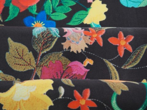 Jedwab Alta Moda - Kwiaty na graficie Jedwab Alta Moda - Kwiaty na graficie