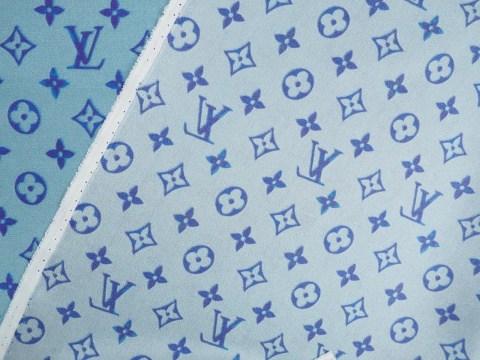 Jedwab sygnowany - Logo na błękicie Jedwab sygnowany - Logo na błękicie