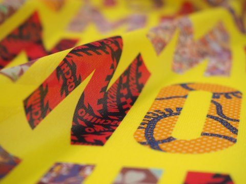 Jedwab sygnowany - Kolorowe litery na żółtym Jedwab sygnowany - Kolorowe litery na żółtym