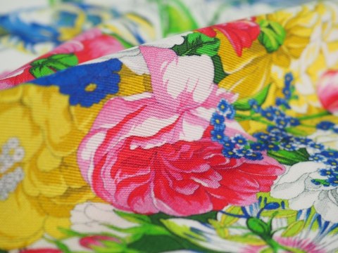 Jedwab twill - Gęste kwiaty na bieli Jedwab twill - Gęste kwiaty na bieli