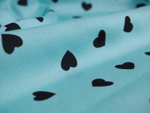 Jedwab elastyczny twill - Czarne serduszka na błękicie Jedwab elastyczny twill - Czarne serduszka na błękicie