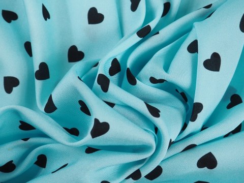 Jedwab elastyczny twill - Czarne serduszka na błękicie Jedwab elastyczny twill - Czarne serduszka na błękicie