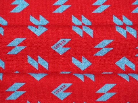 Dzianina sygnowana - Geometryczne wzory na czerwieni - kupon 3.0 Dzianina sygnowana - Geometryczne wzory na czerwieni - kupon 3.0