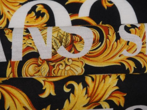 Dzianina sygnowana - Logotypy na czerni Dzianina sygnowana - Logotypy na czerni