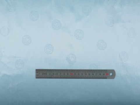 Podszewka sygnowana - Emblematy na gołębimy błękicie Podszewka sygnowana - Emblematy na gołębimy błękicie
