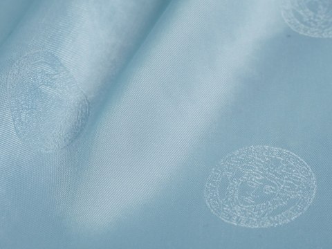 Podszewka sygnowana - Emblematy na gołębimy błękicie Podszewka sygnowana - Emblematy na gołębimy błękicie