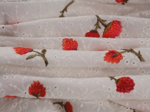 Bawełna ażurowa - Haftowane czerwone kwiaty Bawełna ażurowa - Haftowane czerwone kwiaty