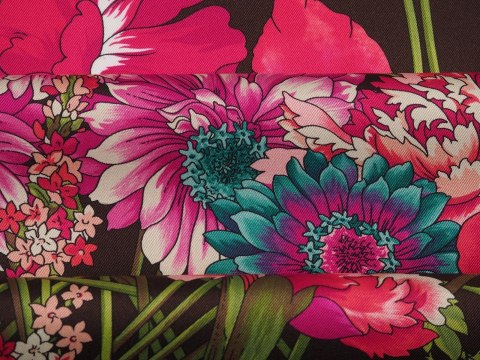 Jedwa twill - Fuksjowe kwiaty na brązie Jedwa twill - Fuksjowe kwiaty na brązie
