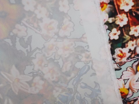 Poliester sygnowany - Rozmyte kwiaty na gołębim błękicie Poliester sygnowany - Rozmyte kwiaty na gołębim błękicie