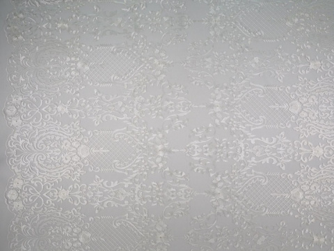 Haft na tiulu - Zdobny ornament Haft na tiulu - Zdobny ornament