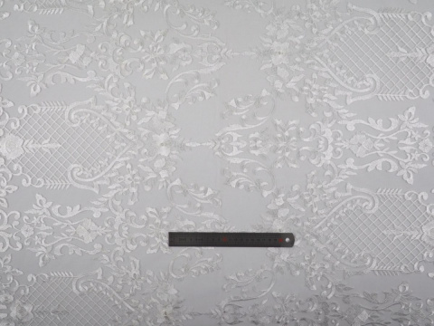 Haft na tiulu - Zdobny ornament Haft na tiulu - Zdobny ornament