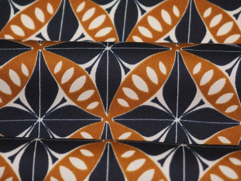 Poliester - Czarne i złote wzory geometryczne Poliester - Czarne i złote wzory geometryczne