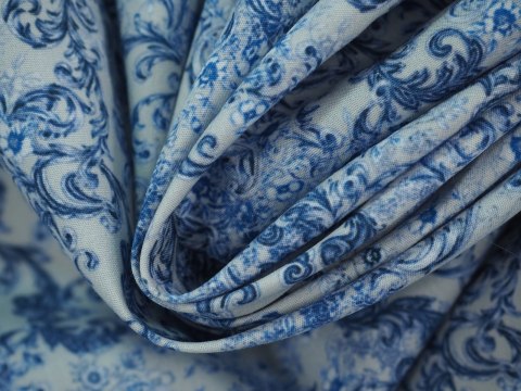 Bawełna - Niebieskie ornamenty na gołębim tle Bawełna - Niebieskie ornamenty na gołębim tle