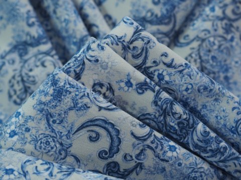 Bawełna - Niebieskie ornamenty na gołębim tle Bawełna - Niebieskie ornamenty na gołębim tle