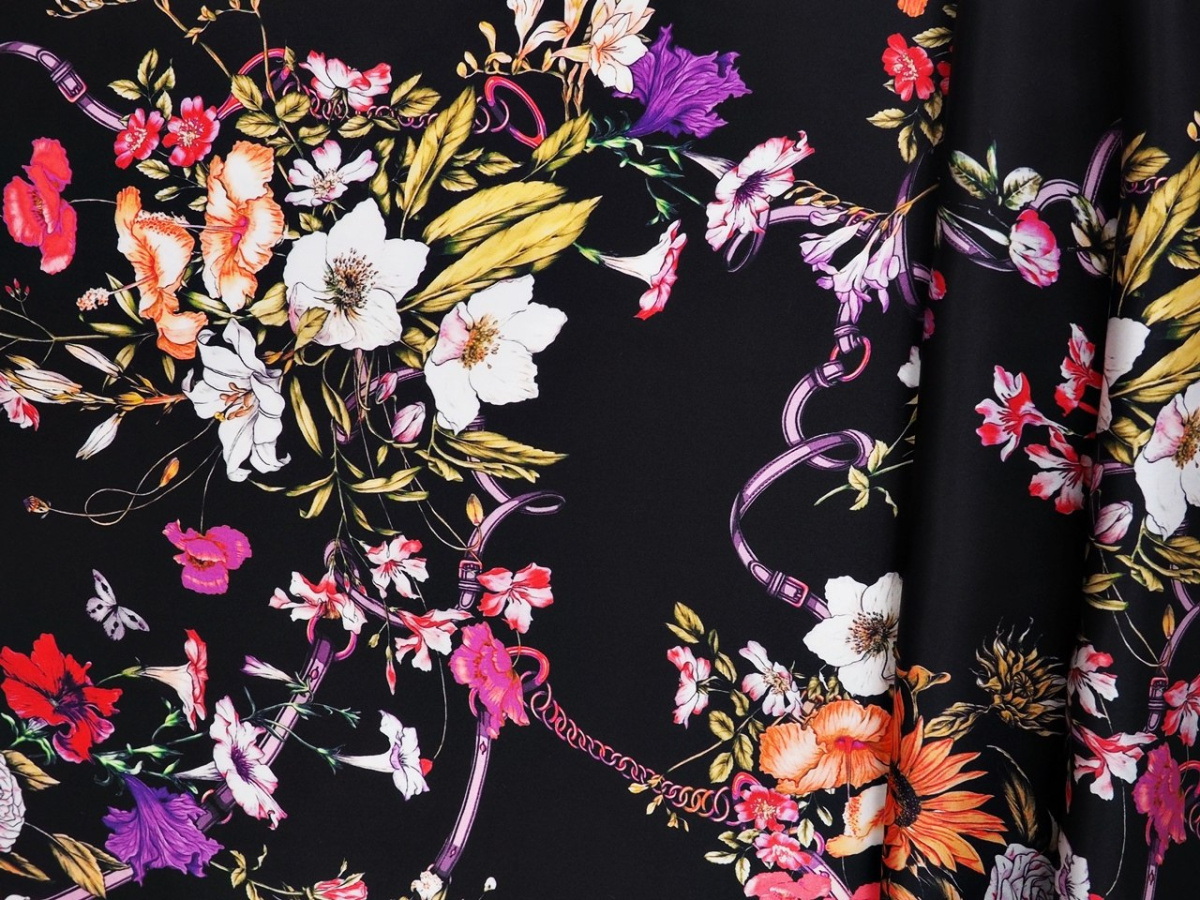 jedwab Gucci satyna bukiety na czerni jedwab Gucci satyna bukiety na czerni