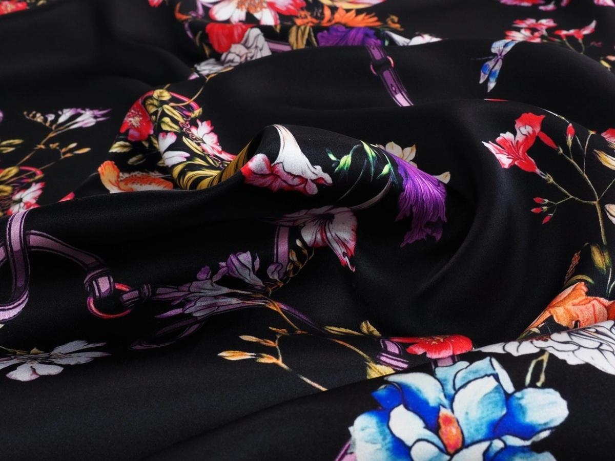 jedwab Gucci satyna bukiety na czerni jedwab Gucci satyna bukiety na czerni