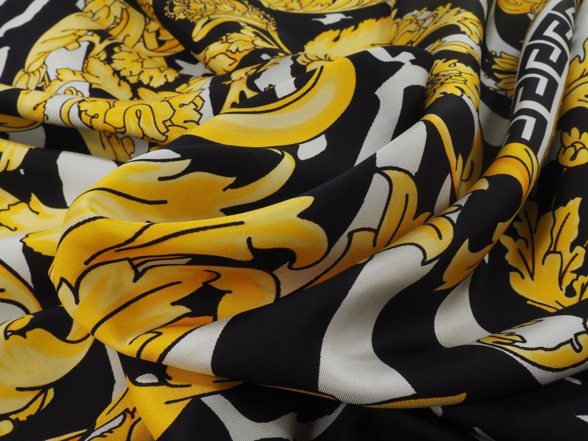 włoski jedwab twill Versace wzór w złote ornamenty włoski jedwab twill Versace wzór w złote ornamenty
