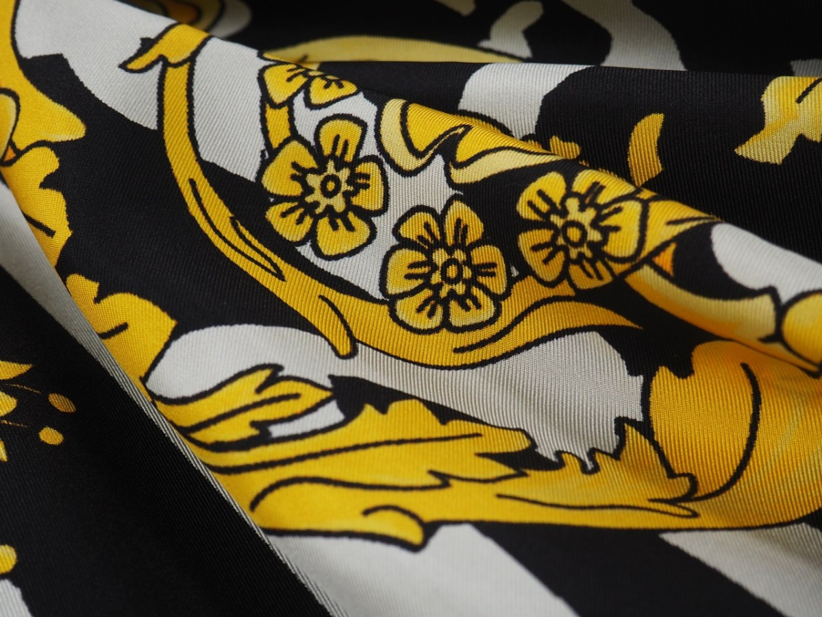 włoski jedwab twill Versace wzór w złote ornamenty włoski jedwab twill Versace wzór w złote ornamenty