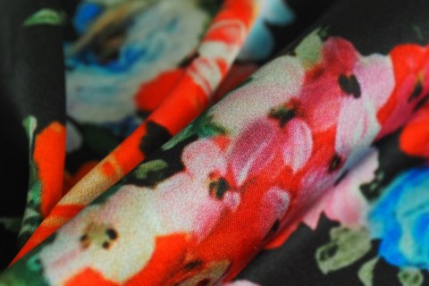 Jedwab Dolce&Gabbana - Malowane kwiaty na czerni Jedwab Dolce&Gabbana - Malowane kwiaty na czerni