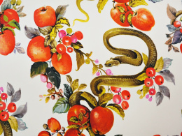 biały jedwab w czerwone jabłka i zielone węże