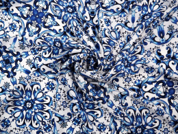 biały jedwab w niebieskie ornamenty