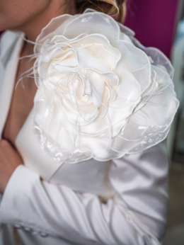 biała, jedwabna broszka w kształcie róży Charlotte