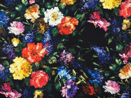 czarny jedwab w malowane, kolorowe kwiaty