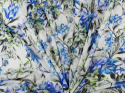 biały szyfon jedwabny w niebieskie kwiaty