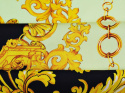 panel jedwabiu w medalion, złote ornamenty i łańcuchy