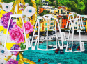 wiskoza z widokiem Portofino w ramie z kwiatów na tle żółtych pasów