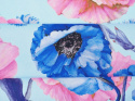 błękitna bawełna w niebieskie i różowe maki oraz chabry